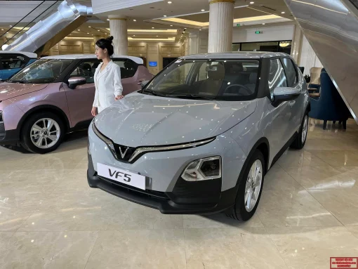 Xe Vinfast VF5 Plus màu xám trưng bày trong showroom