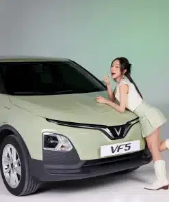 vinfast vf5 màu xanh lá nhạt cùng người mẫu nữ