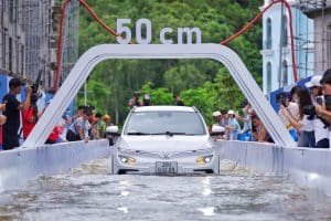 vinfast-vf5-co-the-di-chuyen-trong-vung-ngap-nuoc-va-tren-dia-hl2cOwW