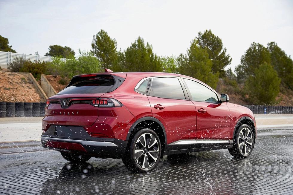 Tính năng an toàn của BMW X3 so sánh VinFast VF8