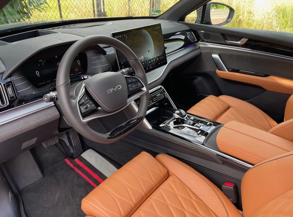 Nội thất và tính năng tiện nghi bên trong của VinFast VF8 so sánh BYD Tang