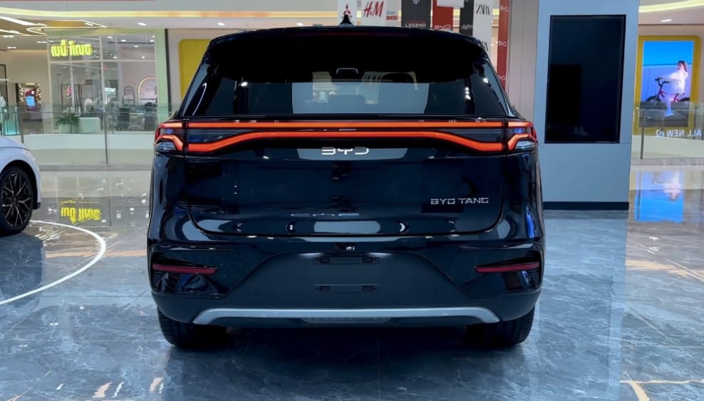 So sánh hiệu suất và quãng đường di chuyển của VinFast VF8 BYD Tang