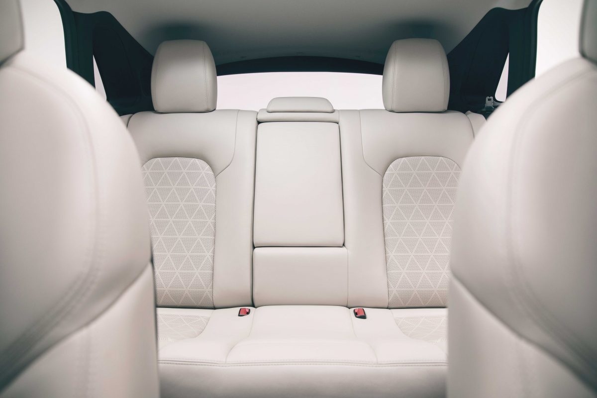 Nội thất và tính năng tiện nghi bên trong của vinfast vf8 ford everest so sánh