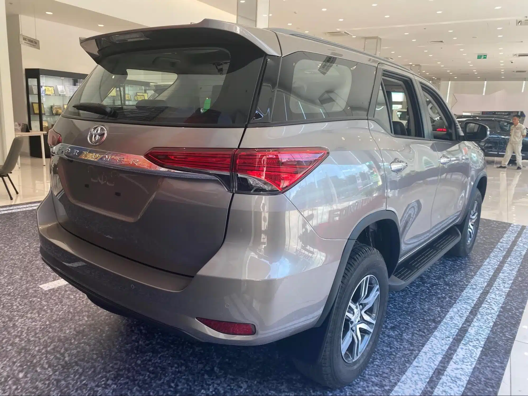 Đặc điểm an toàn của VinFast VF8 và Toyota Fortuner so sánh