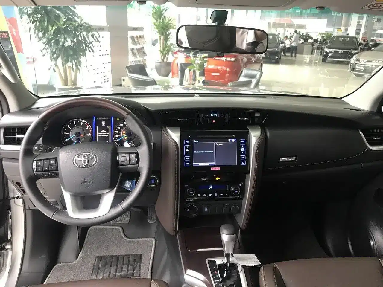 Nội thất và tính năng tiện nghi bên trong của VinFast VF8 và Toyota Fortuner