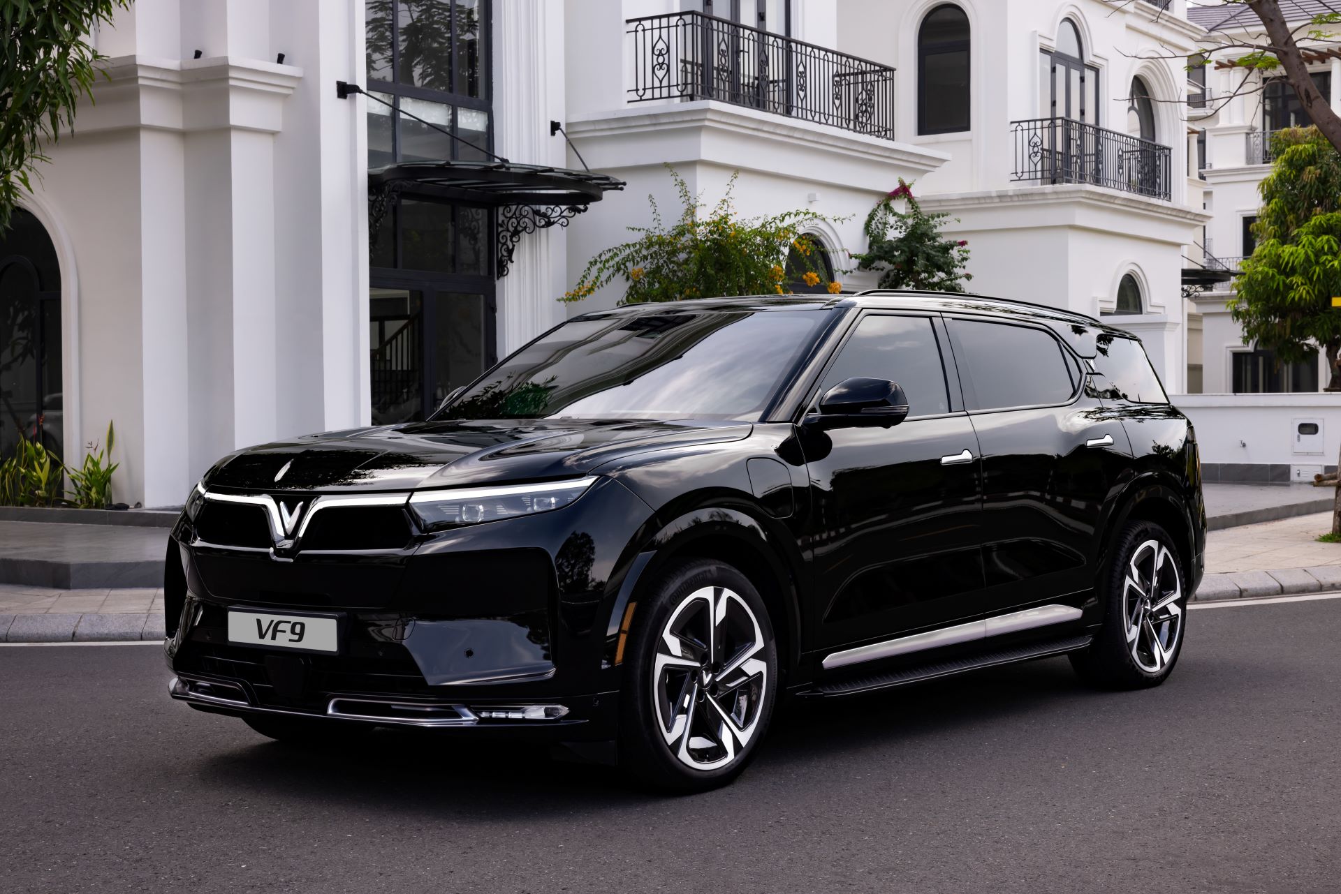 Đặc điểm an toàn của VinFast VF9 và BMW iX so sánh