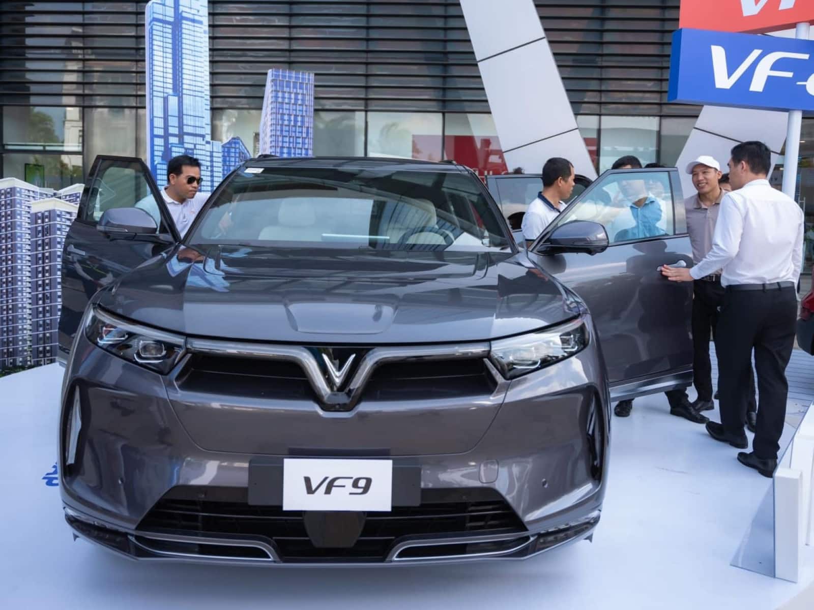 Hiệu suất động cơ của VinFast VF9 và Ford Explorer so sánh