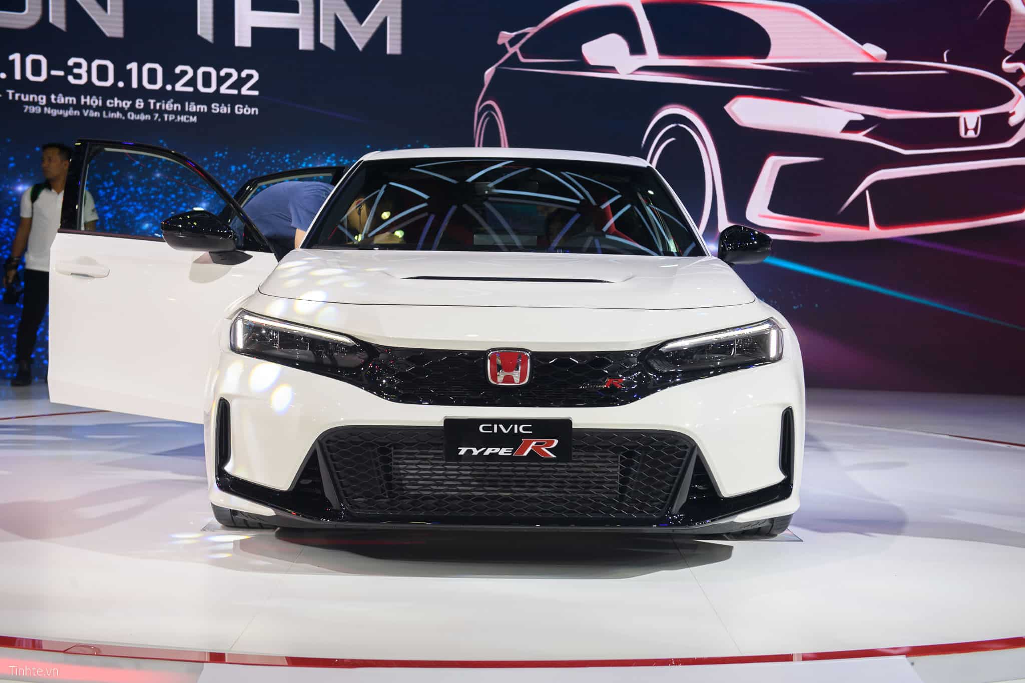 Giá bán và chi phí vận hành của VinFast VF9 Honda Civic Type R so sánh