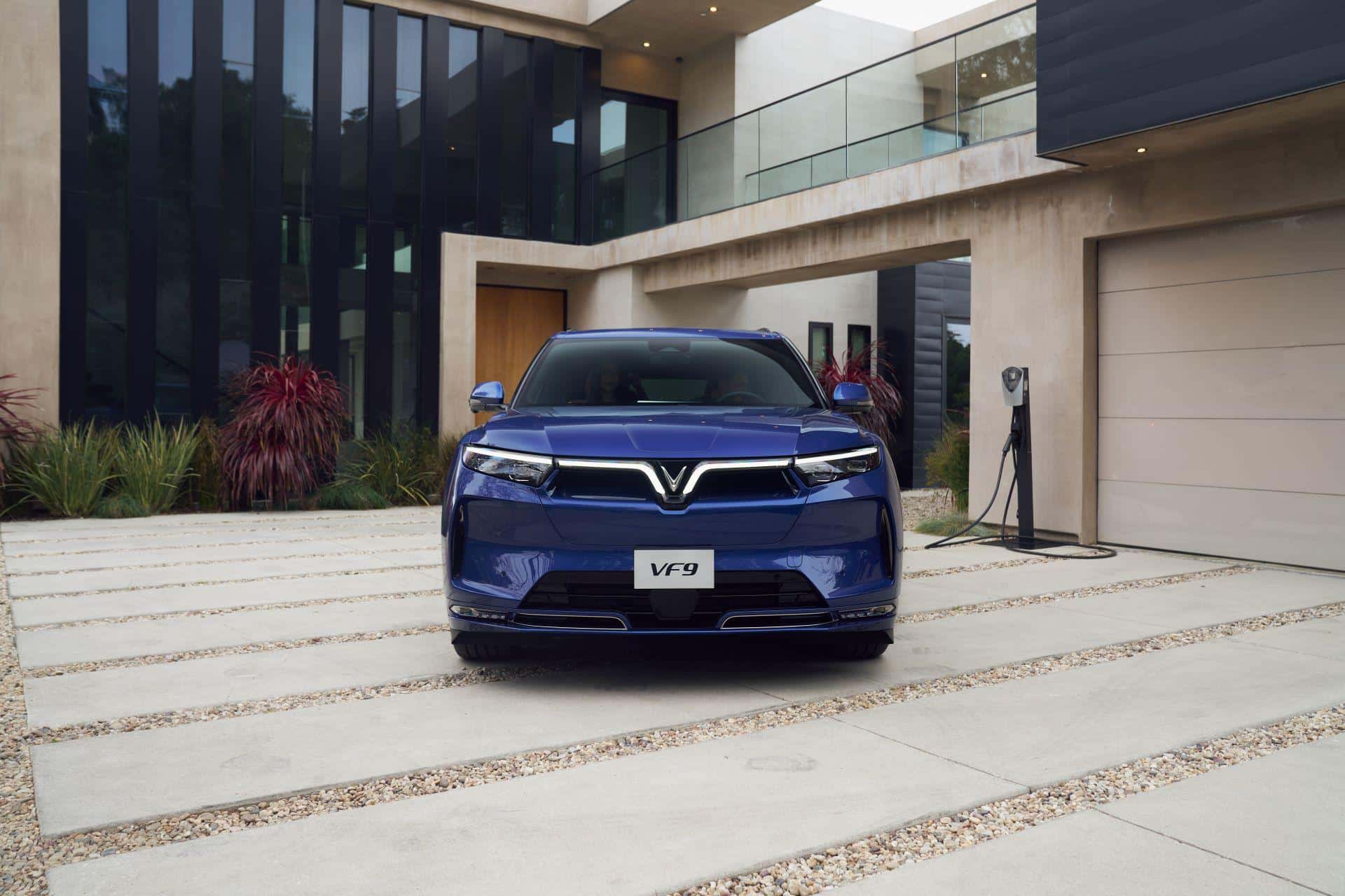 Tính năng công nghệ trên VinFast VF9 và Mercedes Benz GLS so sánh