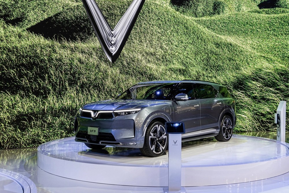 Giá bán và chi phí vận hành của VinFast VF9 và Peugeot 5008 so sánh