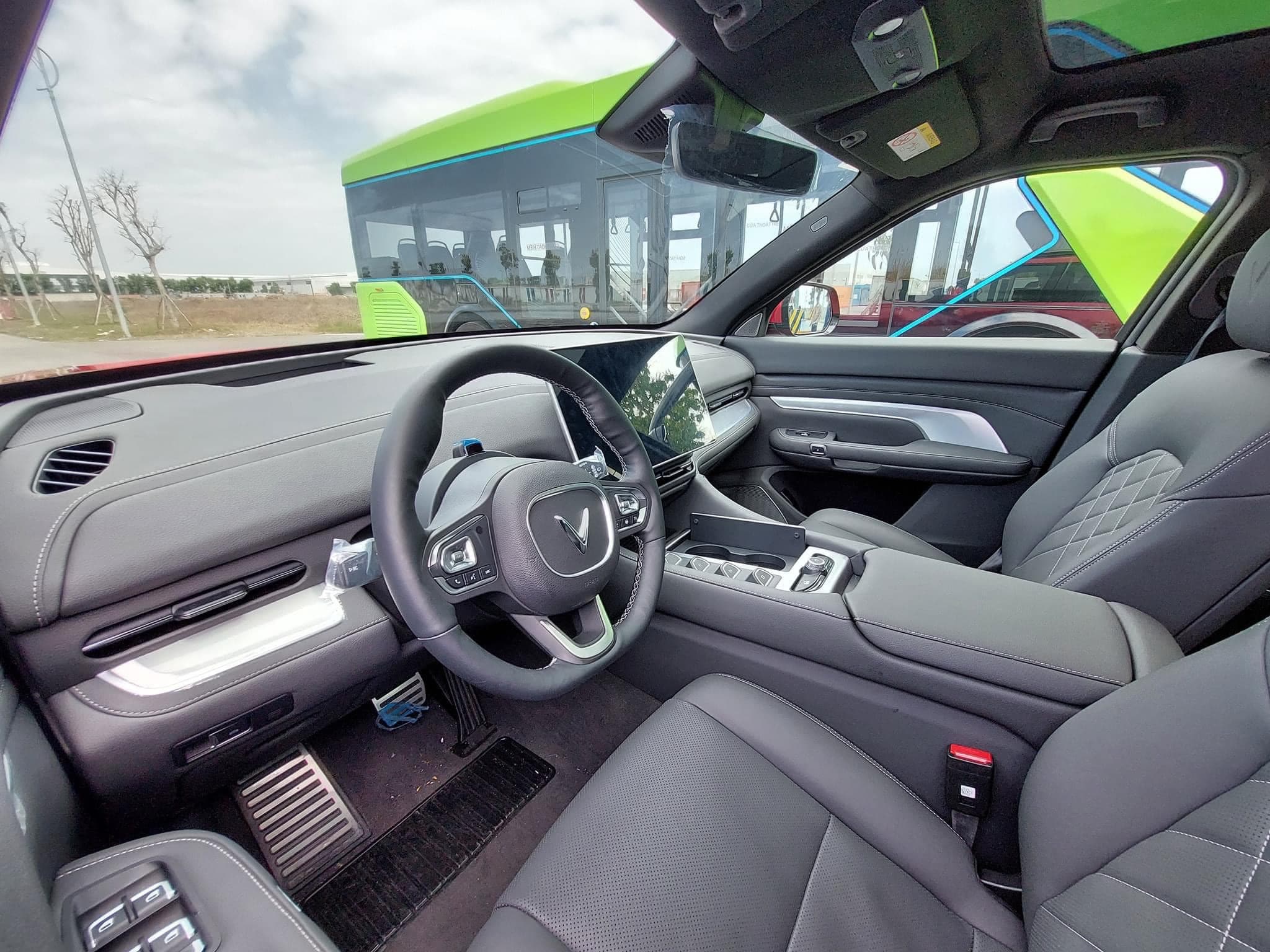 Nội thất và tính năng tiện nghi bên trong của VinFast VF9 Toyota Land Cruiser Prado so sánh