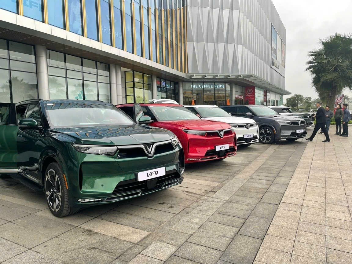 Đội ngũ nhân viên tại showroom VinFast Biên Hoà Đồng Nai