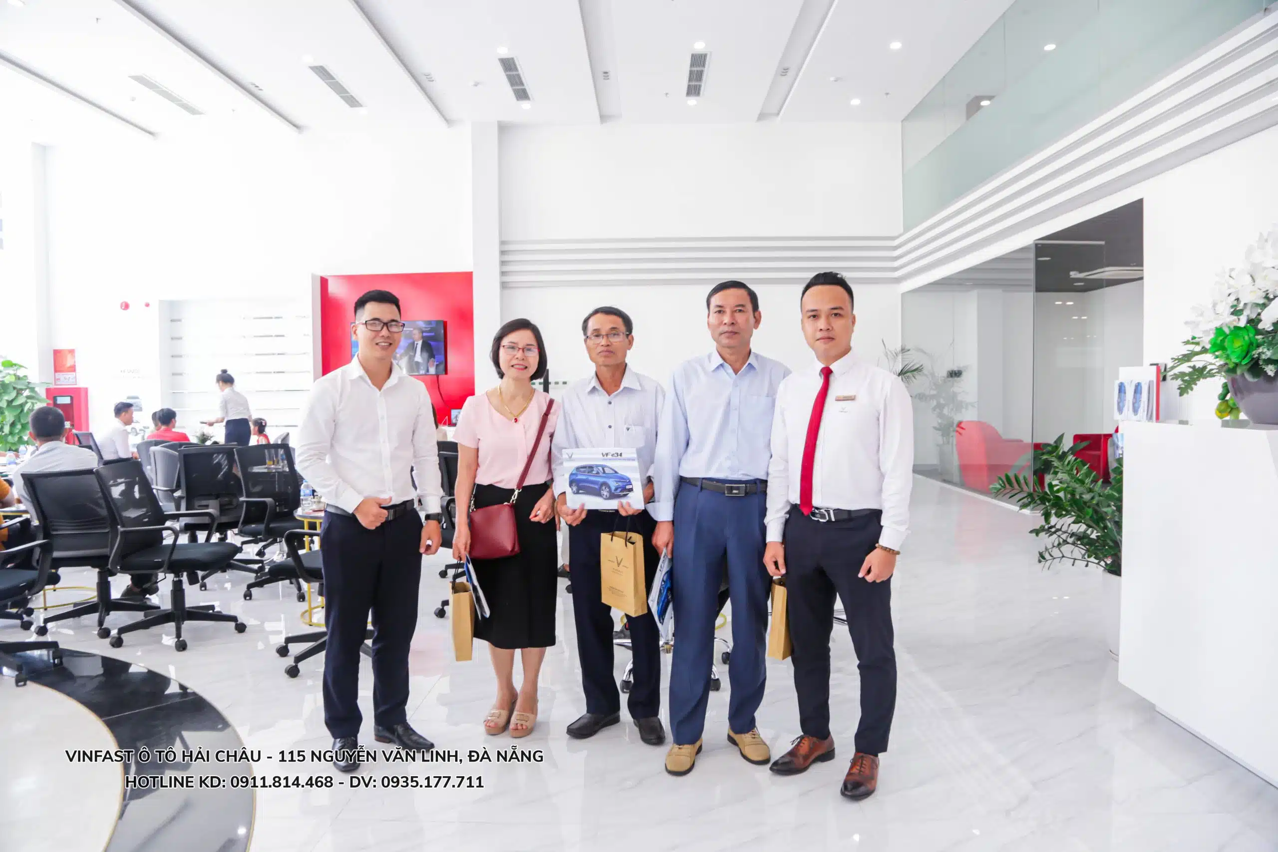 Đội ngũ nhân viên tại showroom VinFast Đà Nẵng - Đại lý thế hệ mới Nẵng. Địa chỉ : 115 Nguyễn Văn Linh