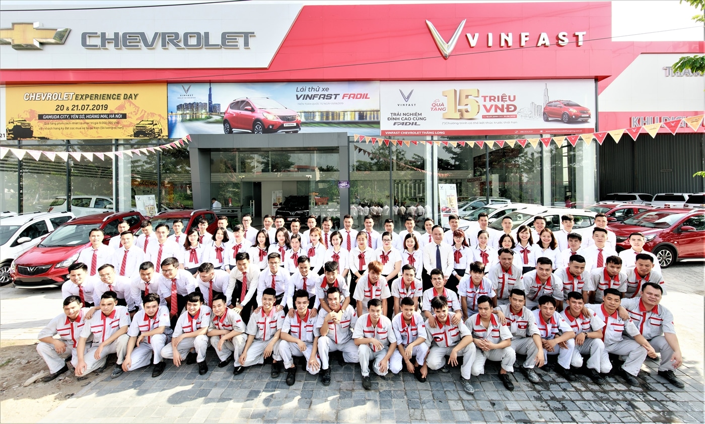 Đội ngũ nhân viên tại showroom VinFast Long Thành