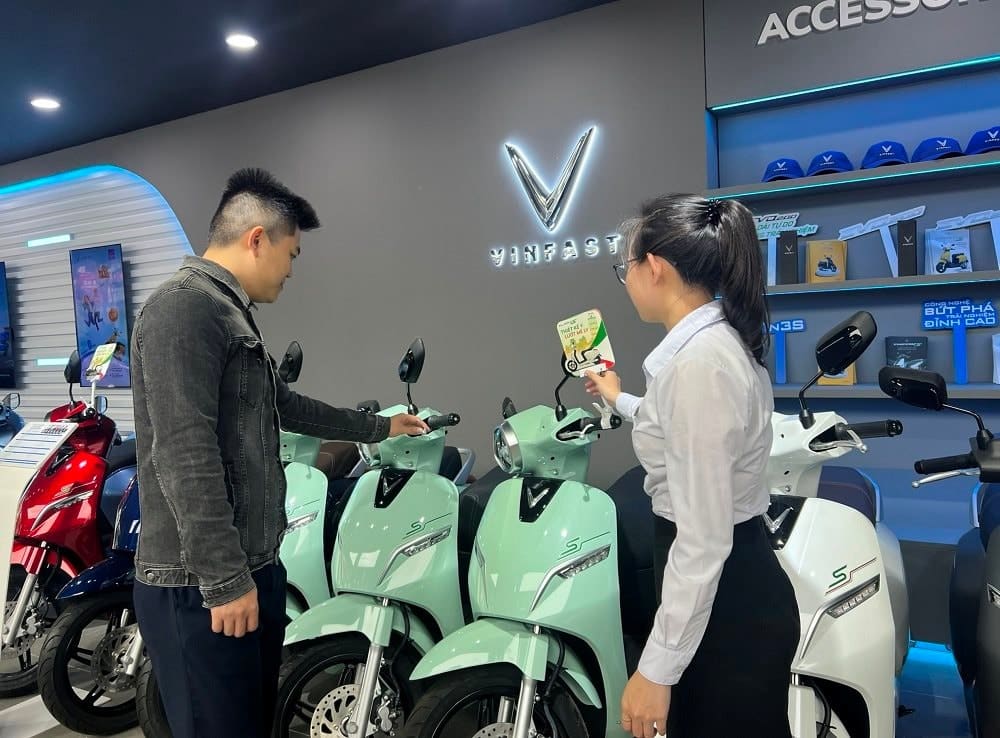 Đội ngũ nhân viên tại Showroom VinFast Quảng Ngãi
