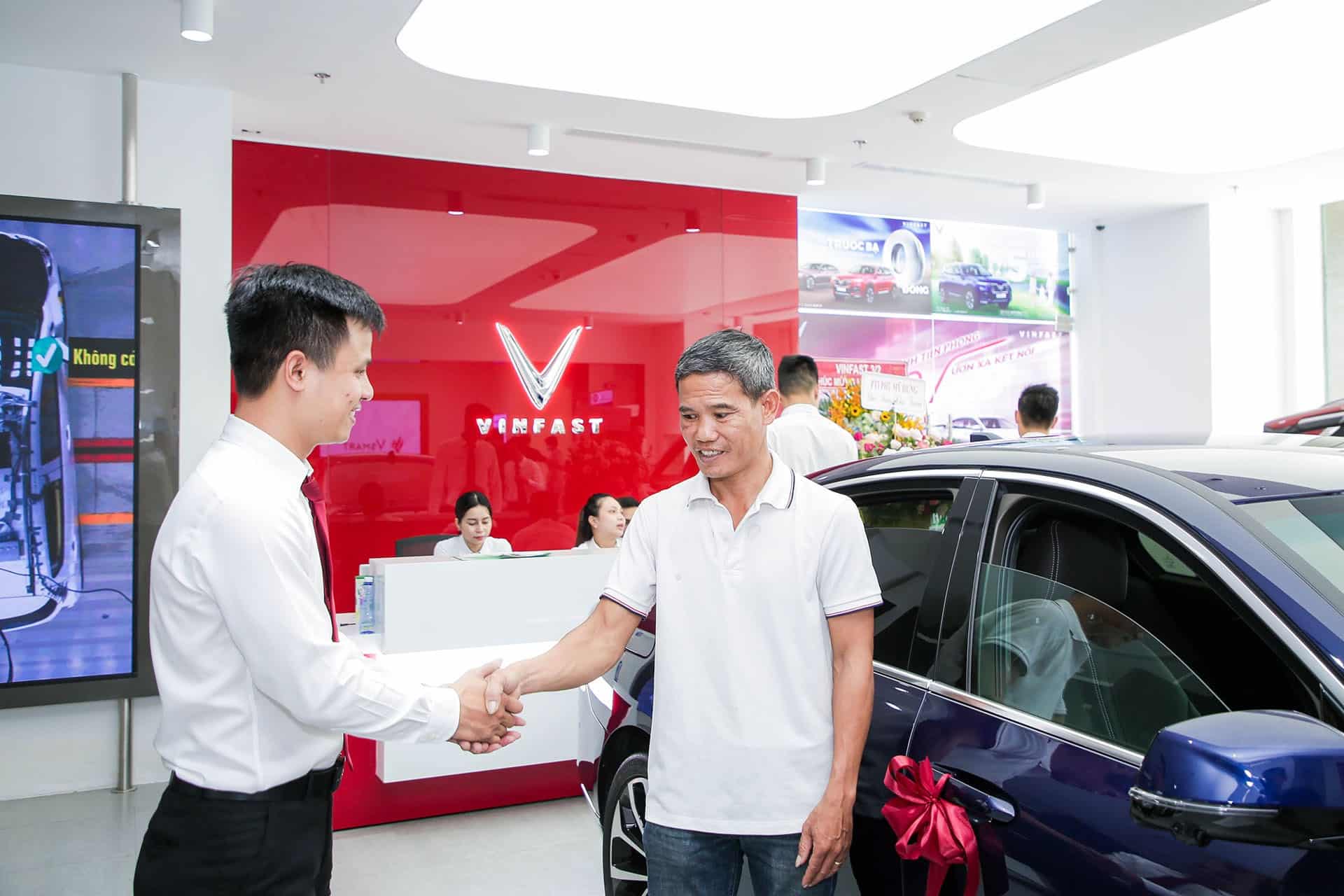 Đội ngũ nhân viên tại showroom VinFast Thủ Đức Lê Văn Việt - đại lý chính hãng thành phố