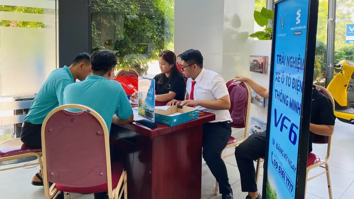 VinFast Trà Vinh - Đại Lý VinFast Trà Vinh Chính Hãng của Vinfast tại tỉnh Trà Vinh - 22 - VinFast Sài Gòn Đội ngũ nhân viên tại showroom vinfast trà vinh - đại lý được uỷ quyền chính thức của tỉnh