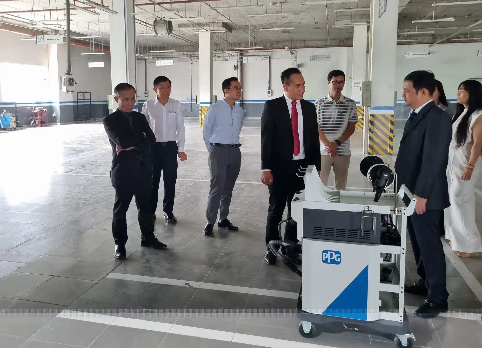 Đội ngũ nhân viên tại showroom VinFast Samco Bình Tân - và xưởng dịch vụ được uỷ quyền chính hãng thành phố Hồ Chí Minh