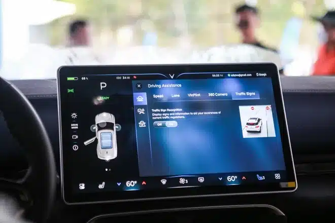 Xe Vinfast VF8 có mấy túi khí ? VinfastVF8 có hỗ trợ Apple Carplay/Android Auto không? Các tính năng ADAS, công nghệ thông minh và an toàn được trang bị trên xe Vinfast VF8 là gì ? - 11 - VinFast Sài Gòn