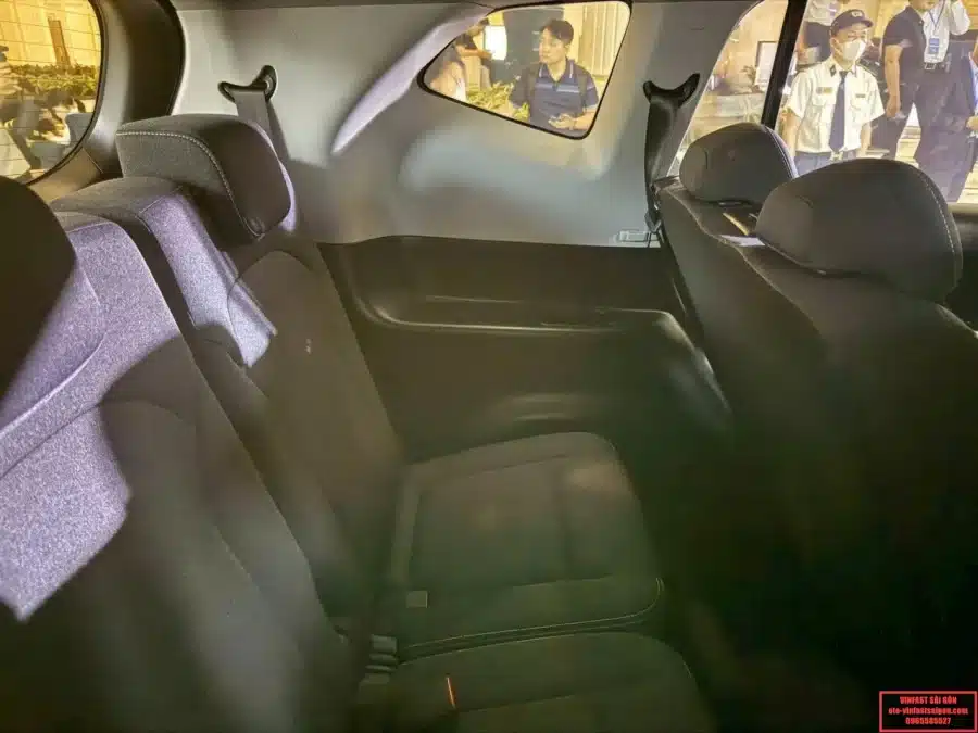 Giá Xe VinFast Limo Green 2025 - MPV Điện 7 Chỗ: Cập Nhật Bảng Giá Xe, Chương Trình Khuyến Mãi, Thông Số Kỹ Thuật & Các Thông Tin Chính Hãng Mới Nhất - 145 - VinFast Sài Gòn Hàng ghế thứ 3 của xe Vinfast Limo Green