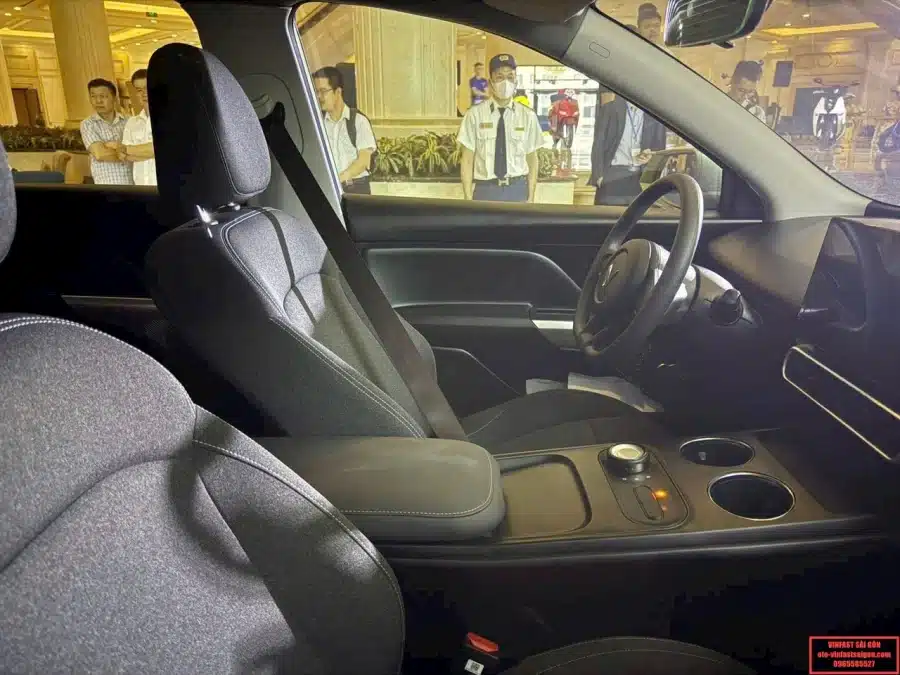Giá Xe VinFast Limo Green 2025 - MPV Điện 7 Chỗ: Cập Nhật Bảng Giá Xe, Chương Trình Khuyến Mãi, Thông Số Kỹ Thuật & Các Thông Tin Chính Hãng Mới Nhất - 143 - VinFast Sài Gòn Khoang lái bên trong nội thất xe Vinfast Limo Green