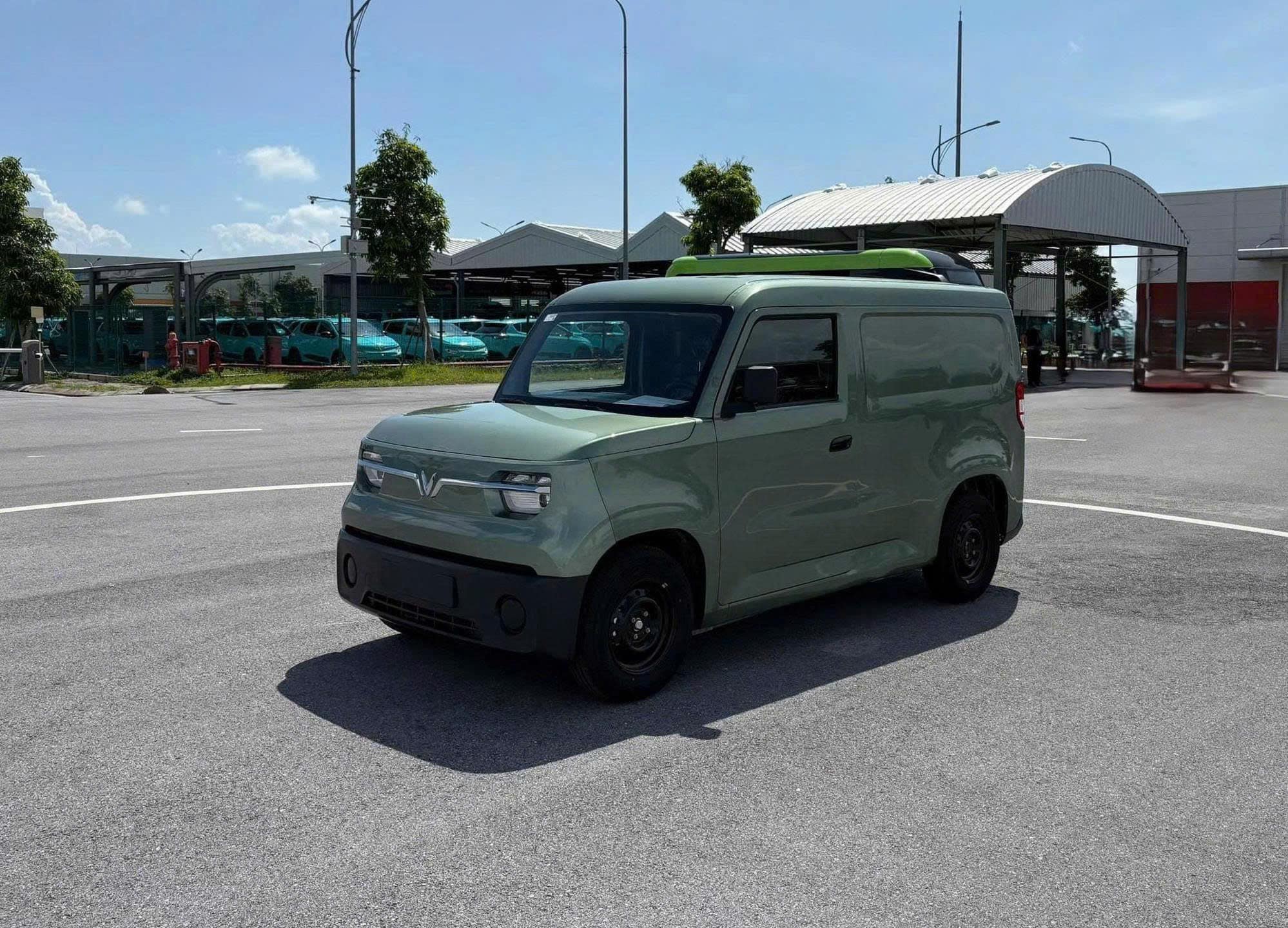 xe-vinfast-ec-van-mau-xanh-la